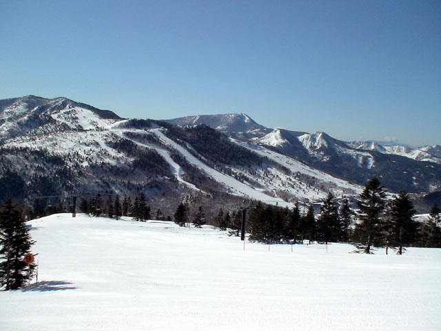 長野県　志賀高原　焼額山スキー場　焼額山第１ゴンドラ乗り場付近より